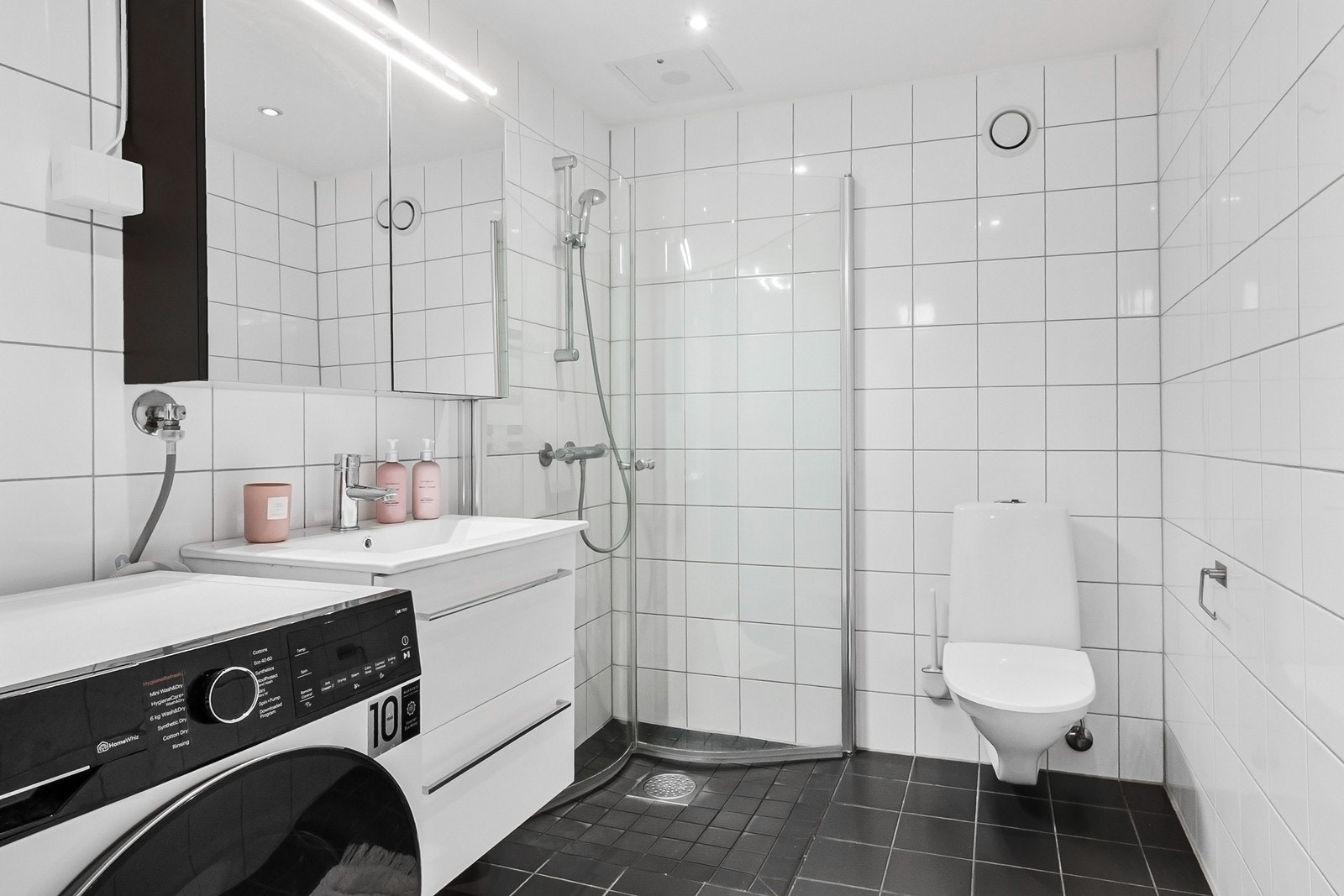 Badet fra 2013 har flislagte overflater, downlights og gulvvarme. I 2024 ble baderomsinnredningen fornyet Galleribilde