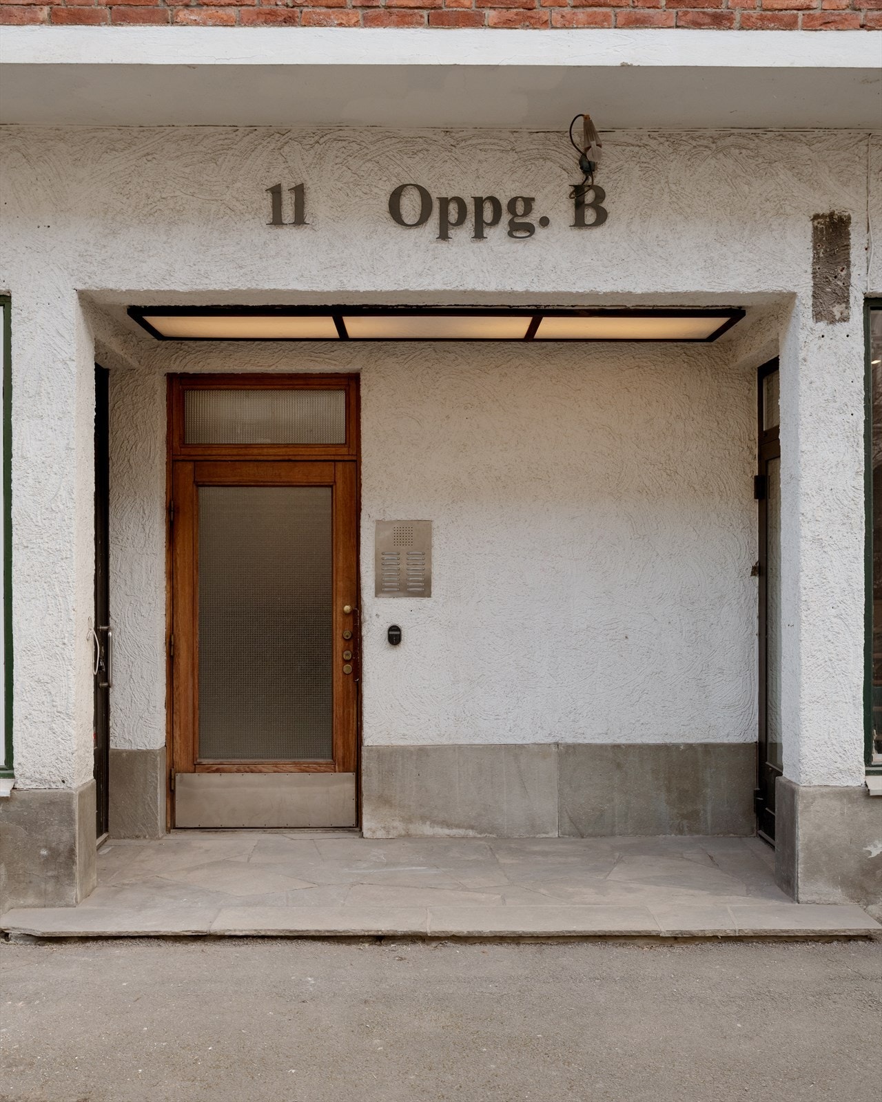 Leiligheten disponerer en kjellerbod på ca. 4 m² samt en loftsbod med gulvareal på ca. 7 m². Loftsboden er ikke måleverdig grunnet lav takhøyde. Det er heisadkomst til bodene, og sameiet har også felles sykkelbod og fellesvaskeri. Galleribilde