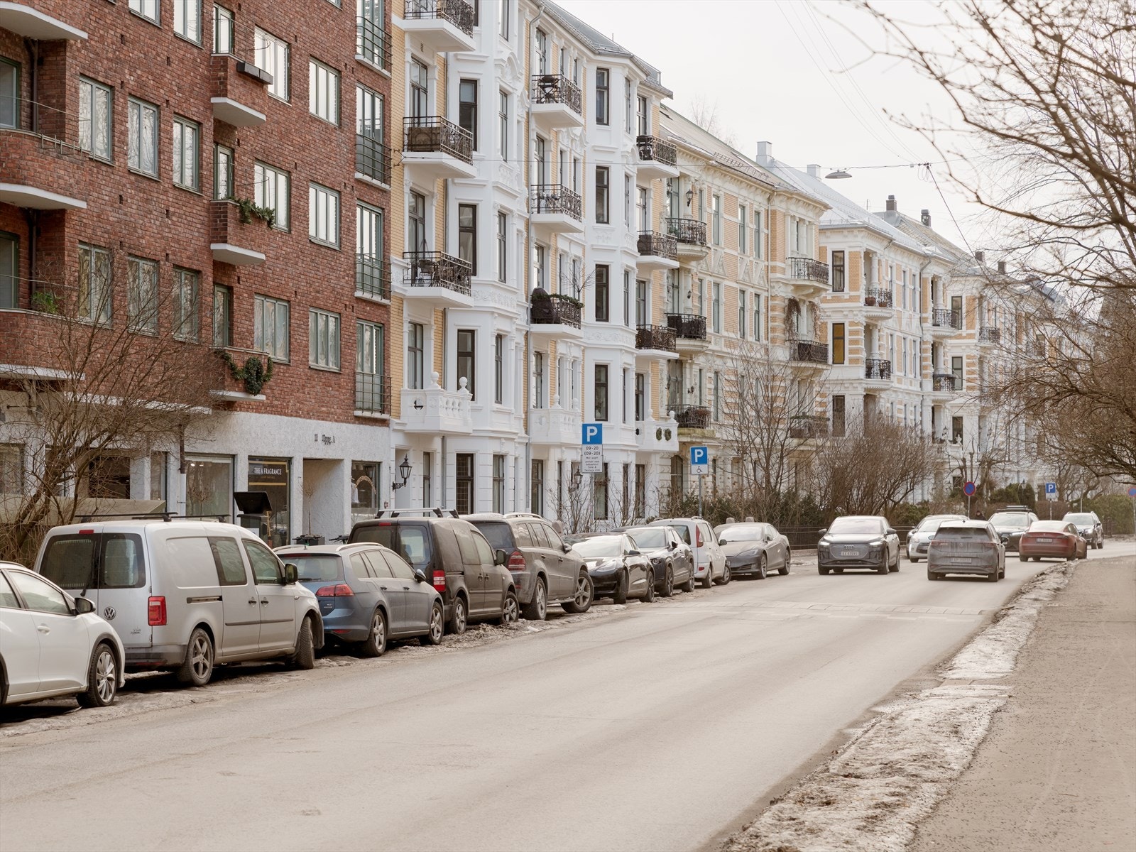 Leiligheten ligger i et klassisk og gjennomført funkisbygg i rød tegl fra 1933, tegnet av arkitektene Motzfeldt og Nygaard. Galleribilde