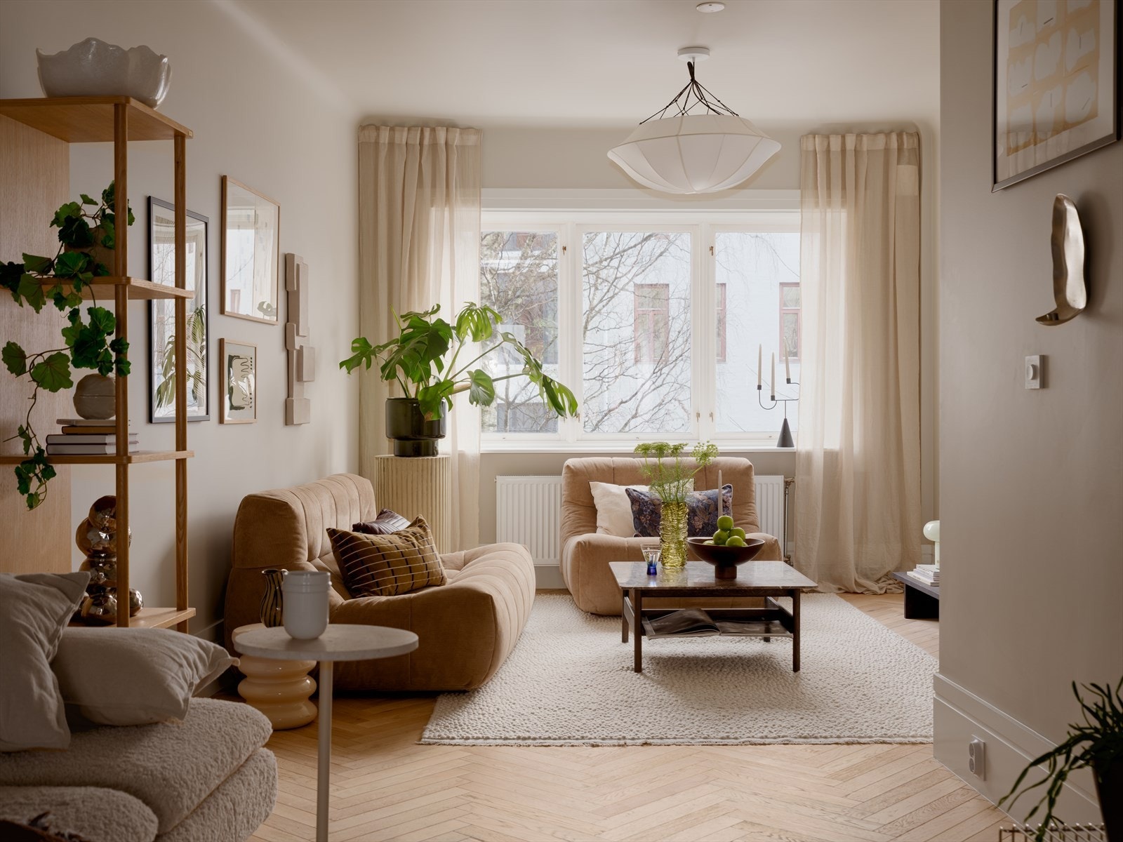 Interiørarkitekt har utarbeidet et gjennomgående farge- og materialkart tilpasset kjøkken, bad, stue, garderobeløsninger, gulv, fliser, møbler og belysning. Galleribilde