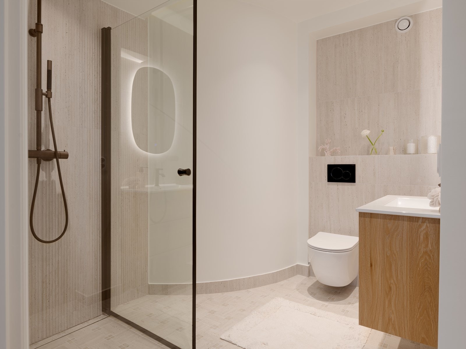 Leiligheten har gjennomgått en omfattende renovering - ferdigstilt i '26, og fremstår i dag med materialvalg av høy kvalitet, skreddersydde løsninger og et tydelig helhetlig konsept. Galleribilde