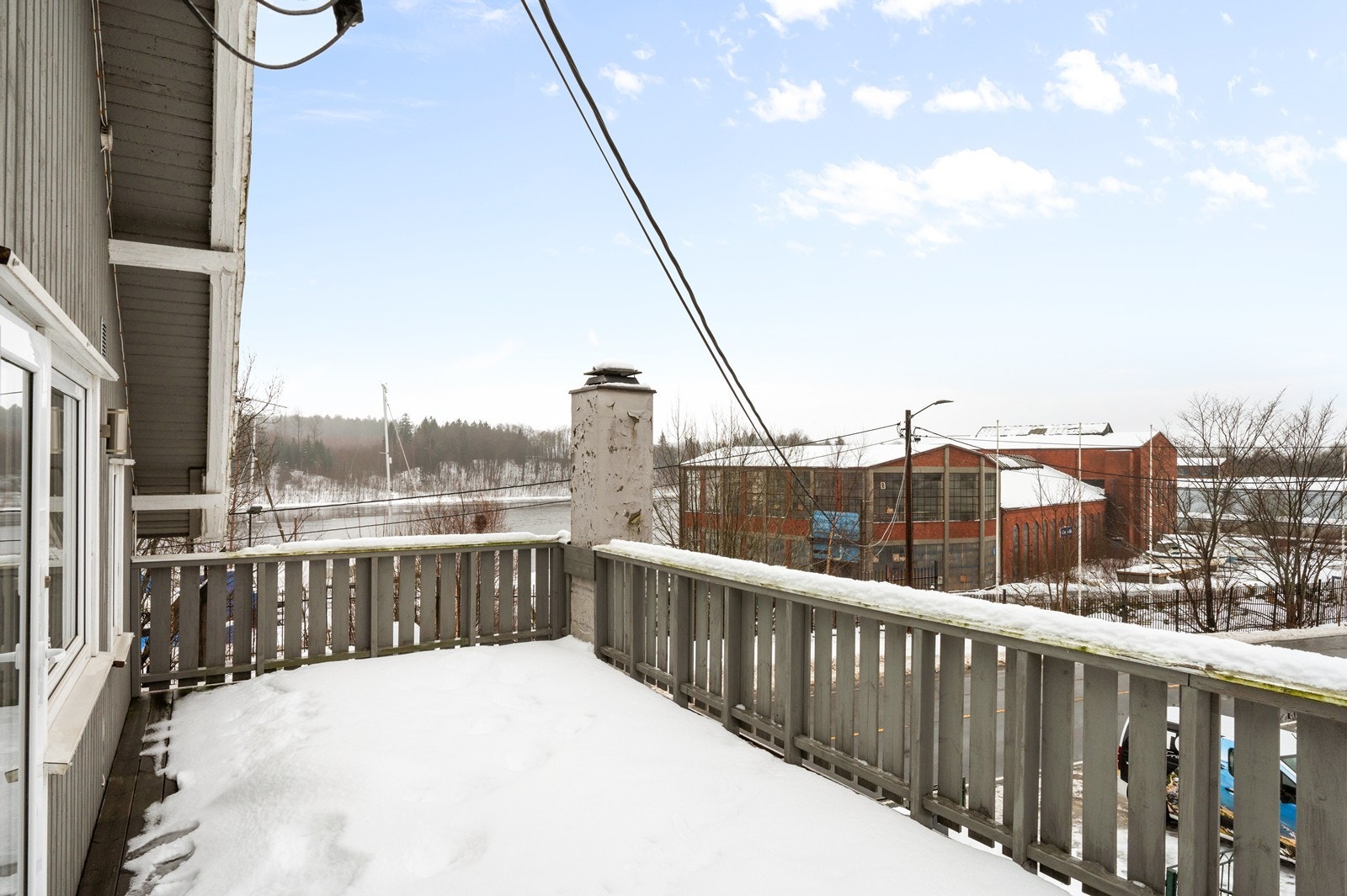 Balkongen i andre etasje gir en fin uteplass med utsikt. Galleribilde