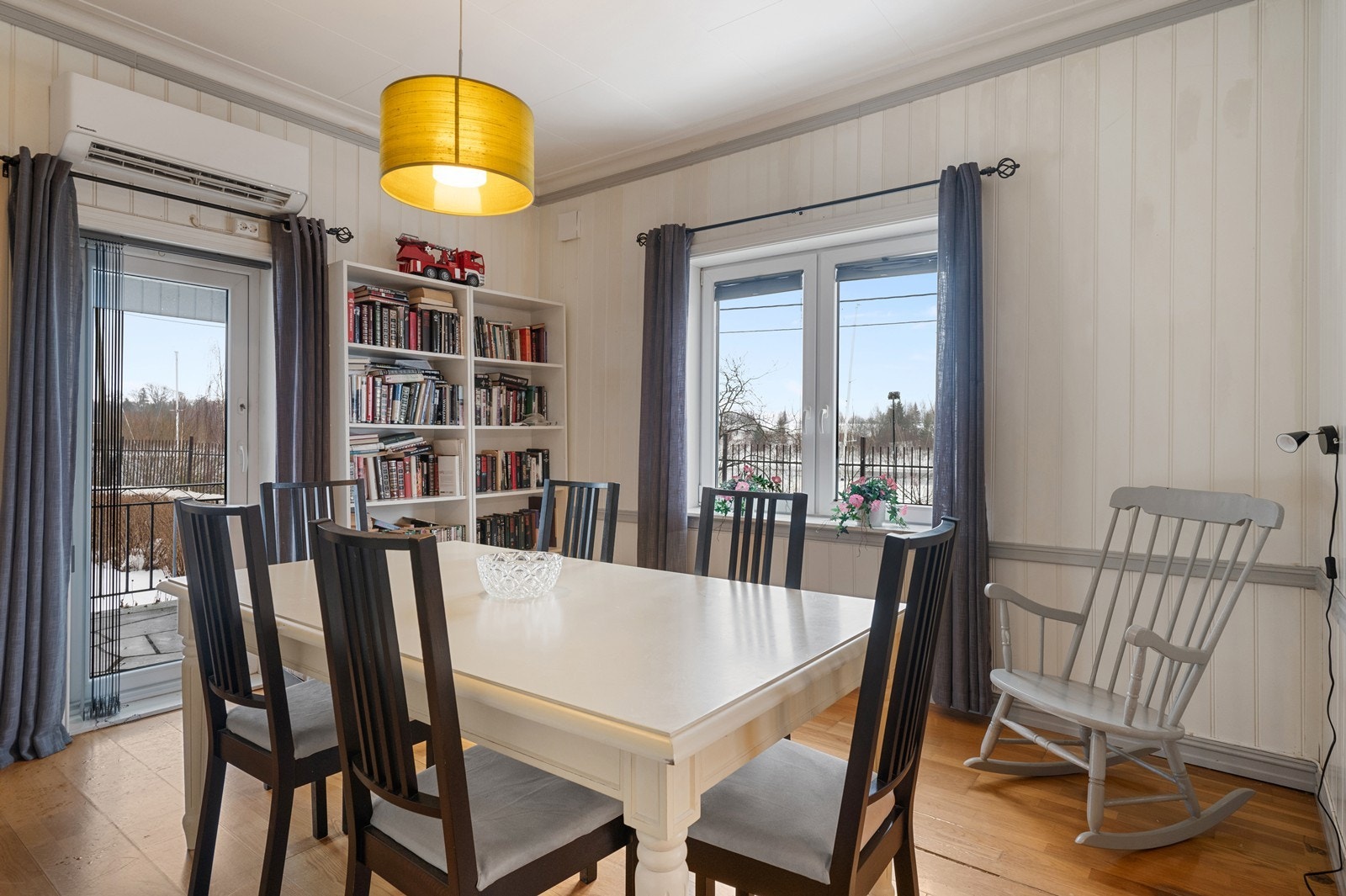 Store vindusflater gir godt med naturlig lys til rommet. Galleribilde