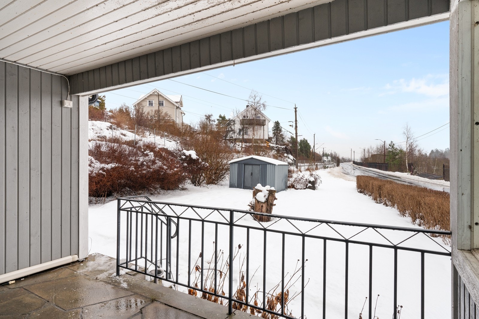 Fra uteplassen er det utsyn over hagen og nærområdet. Galleribilde