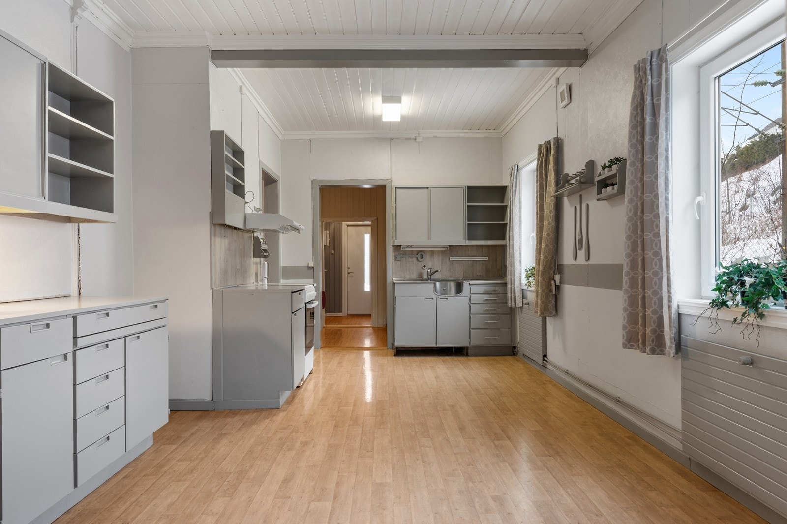 En praktisk planløsning gir gode arbeidsforhold på kjøkkenet. Galleribilde