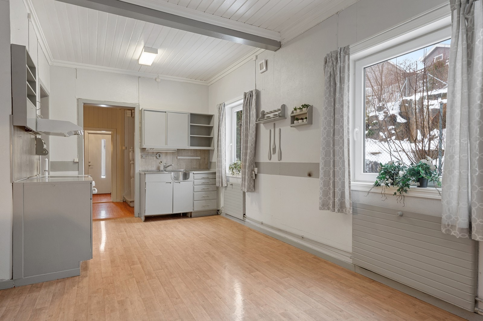 Vinduene sørger for en lys og luftig atmosfære. Galleribilde