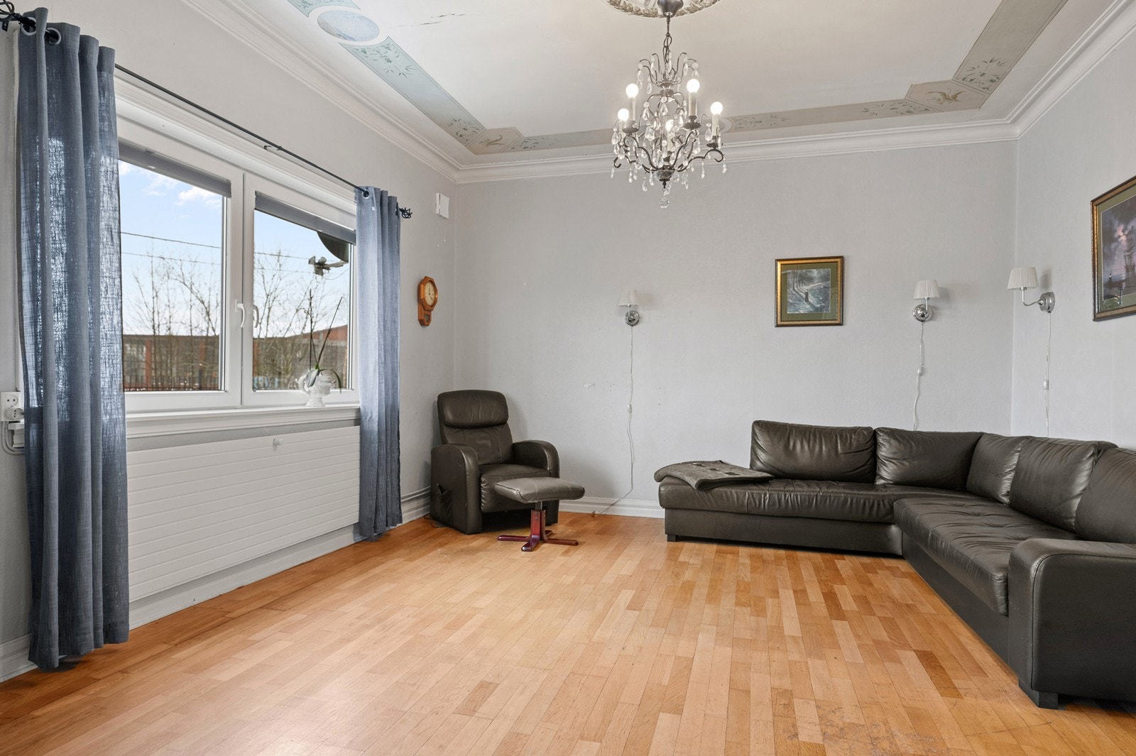 Stuen er romslig med god plass til en større sofagruppe. Galleribilde