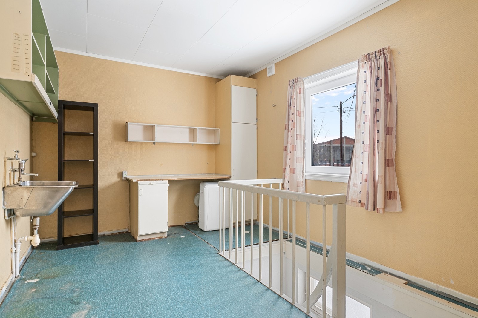 Praktisk rom med utslagsvask og trapp ned til kjelleren. (ikke våtrom) Galleribilde