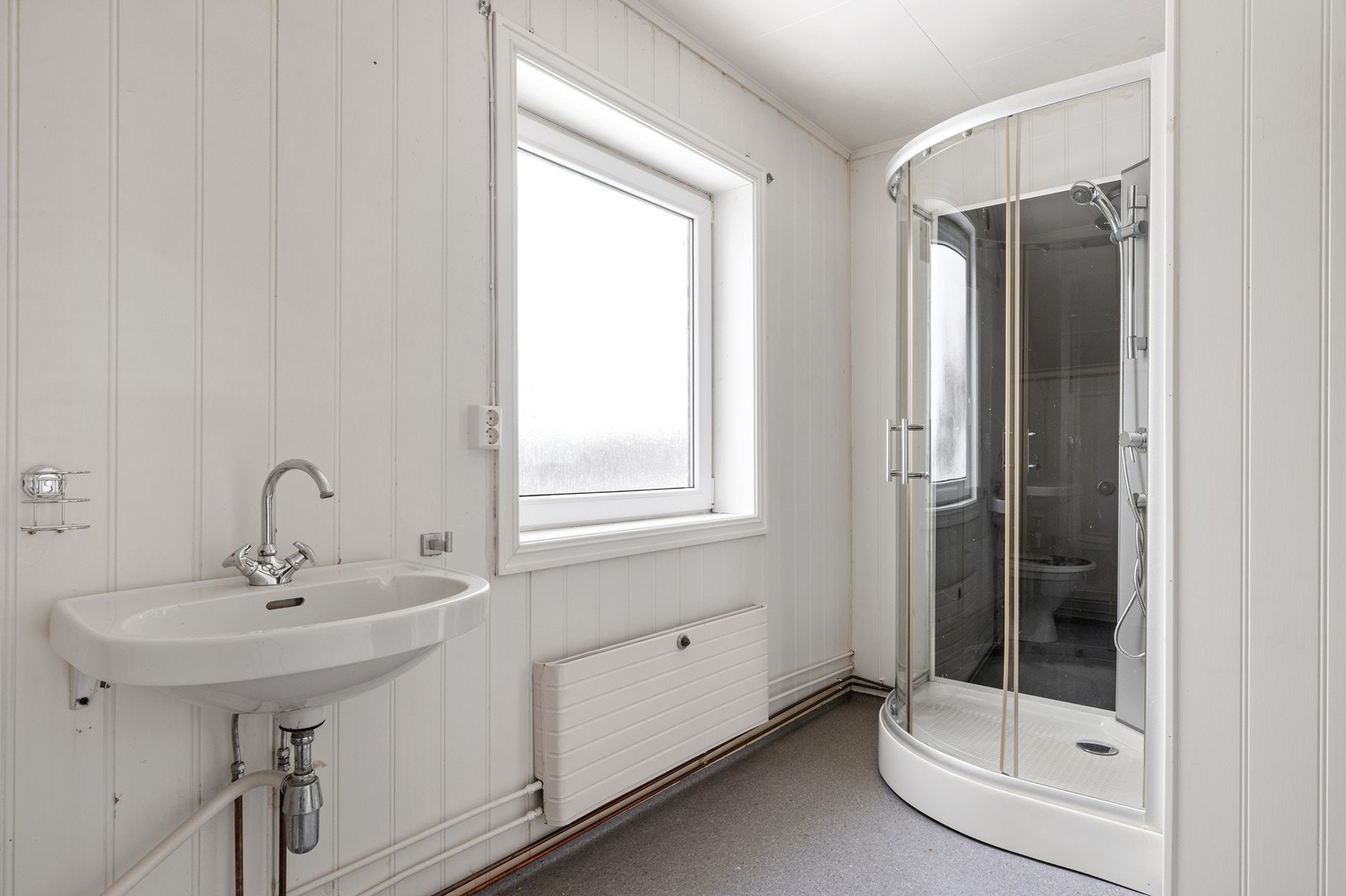 Bad i første etasje, utstyrt med servant og dusjkabinett. Galleribilde