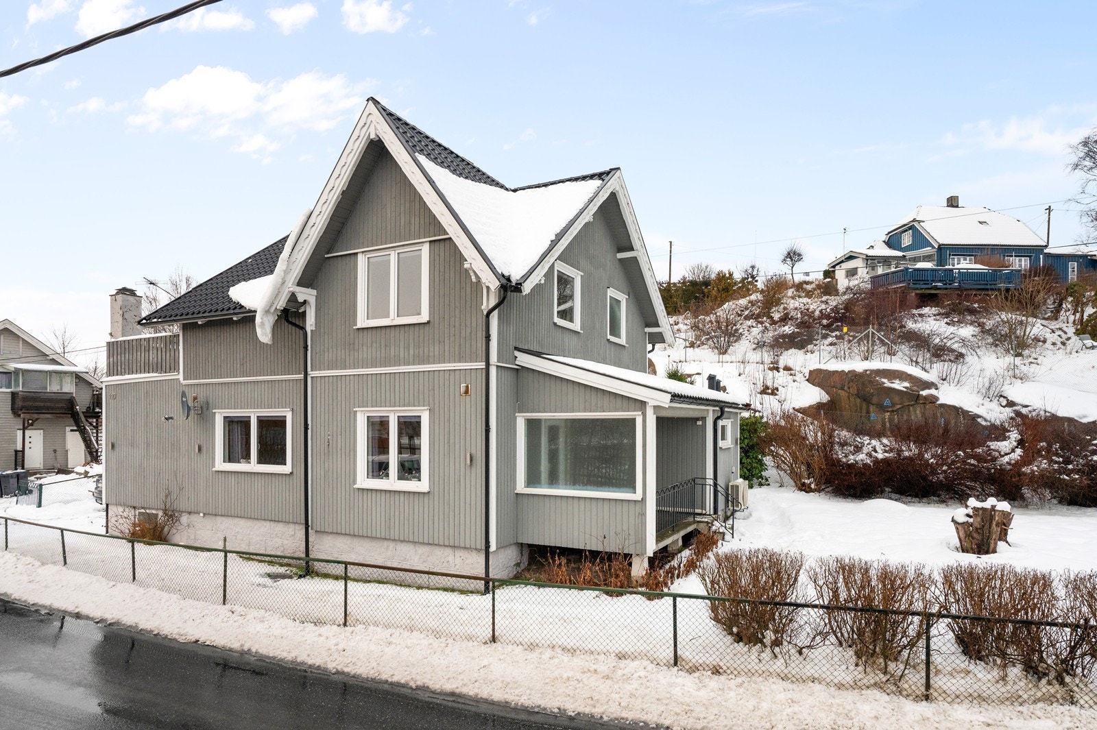 Boligen har en velholdt fasade med stående kledning. Galleribilde