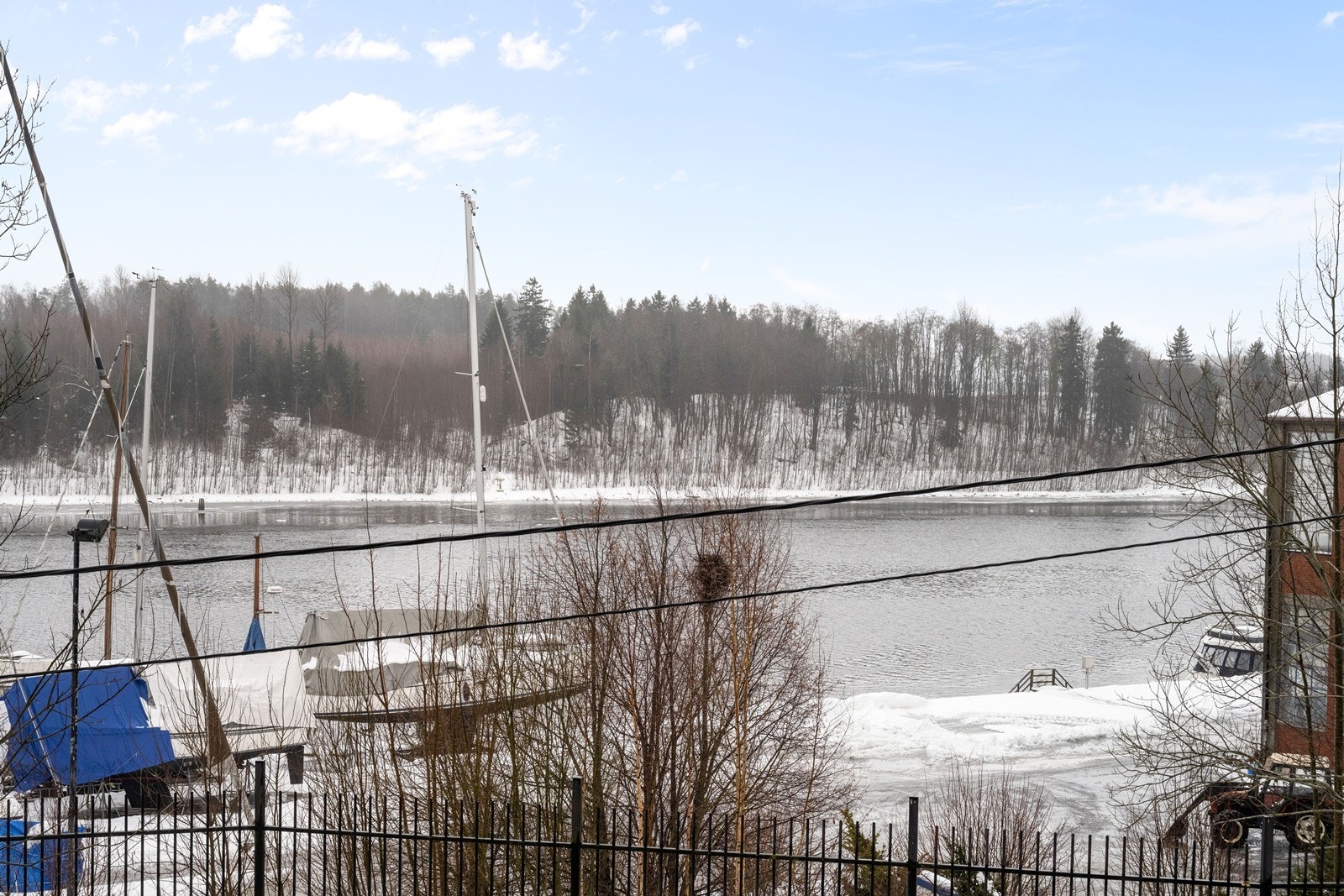 Boligen har nærhet til Glomma med båtliv og maritime omgivelser. Galleribilde