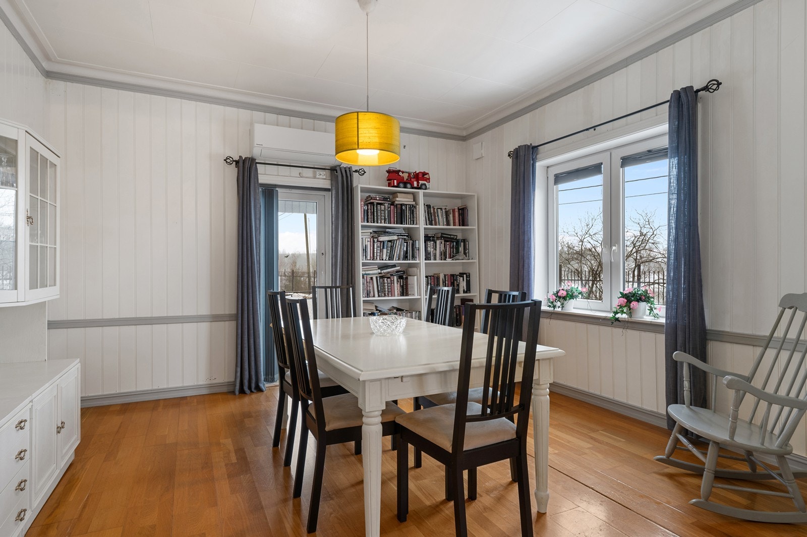 Spisestuen har god plass til langbord for sosiale sammenkomster. Galleribilde