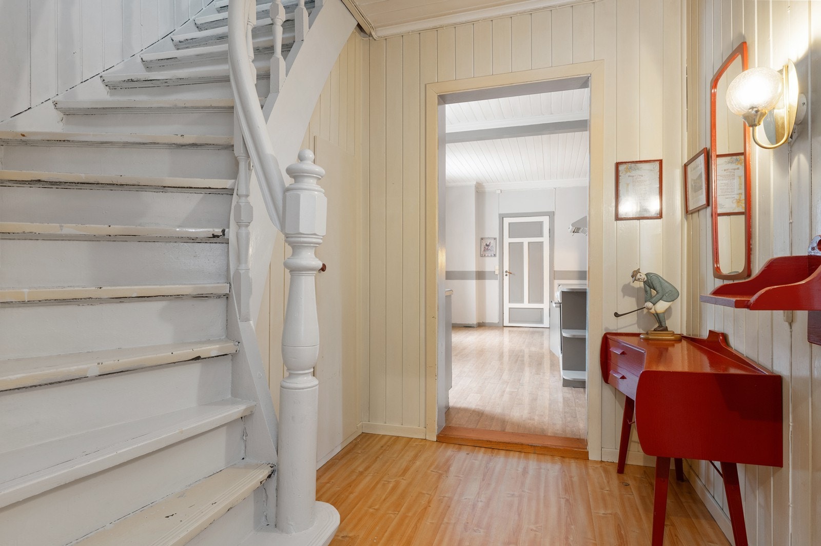 Inngangspartiet ønsker velkommen med en trapp som leder opp til andre etasje. Galleribilde