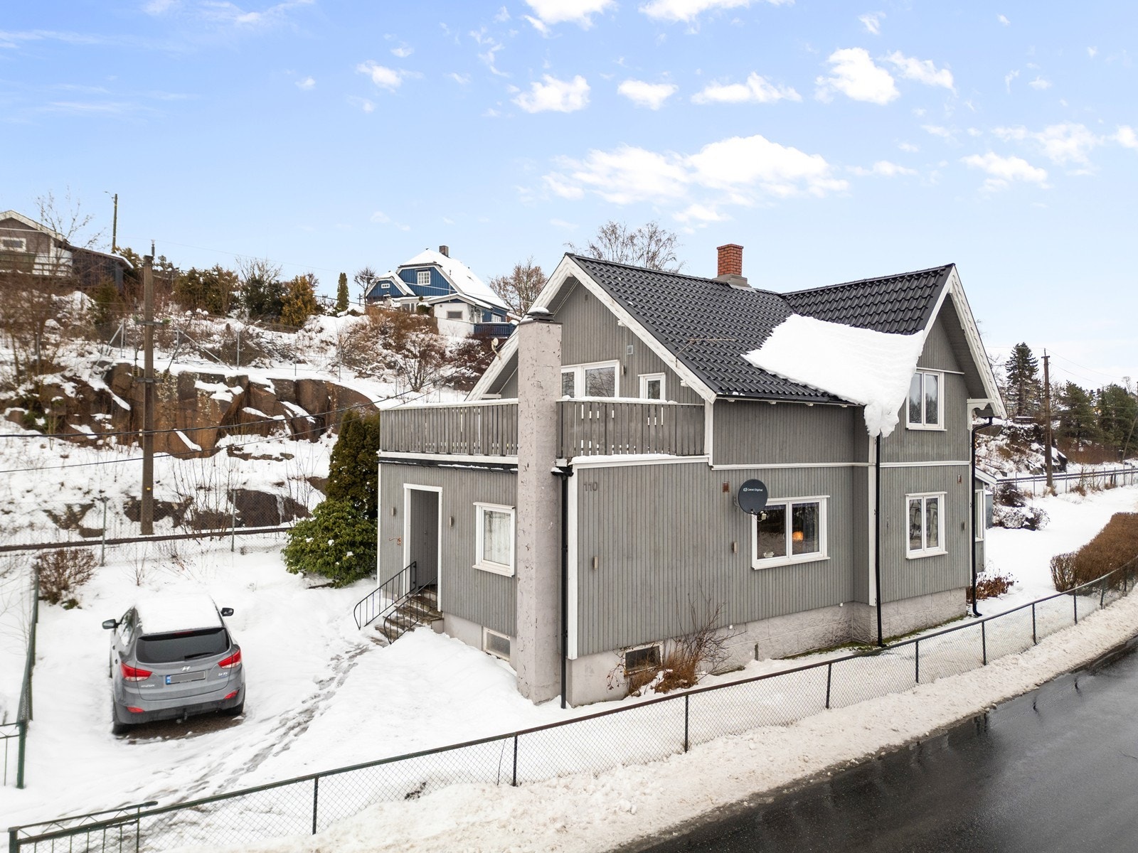 Enebolig med klassisk arkitektur og parkering på egen tomt. Galleribilde