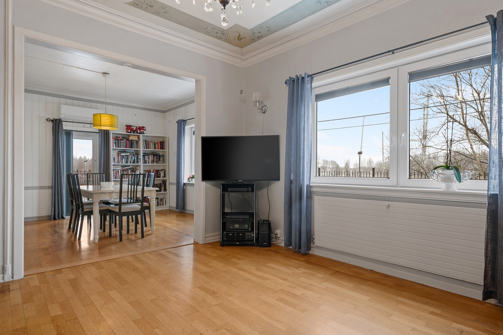 En bred åpning skaper en naturlig overgang til spisestuen. Galleribilde