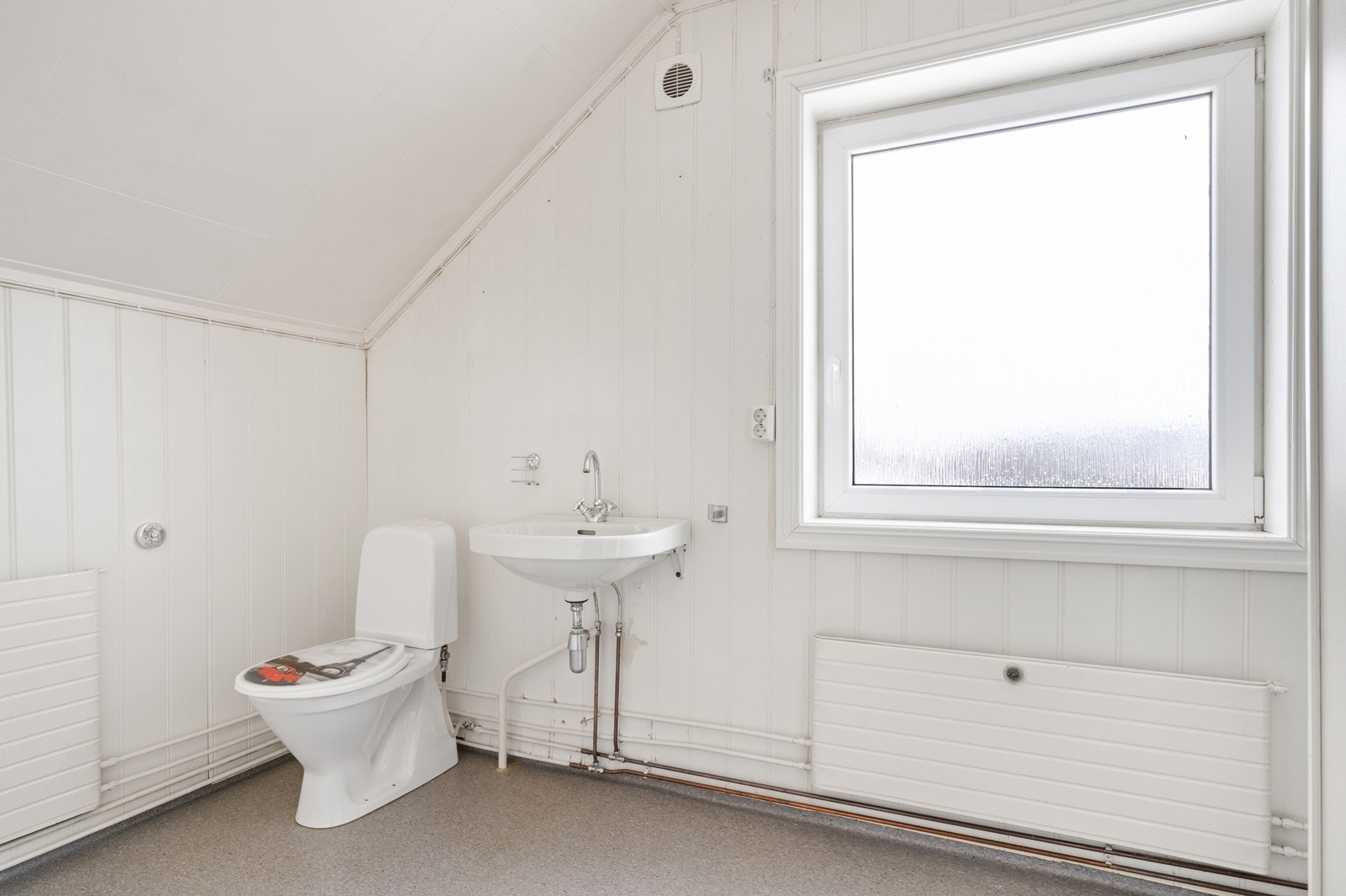 Rommet har også toalett og panel på veggene. Galleribilde