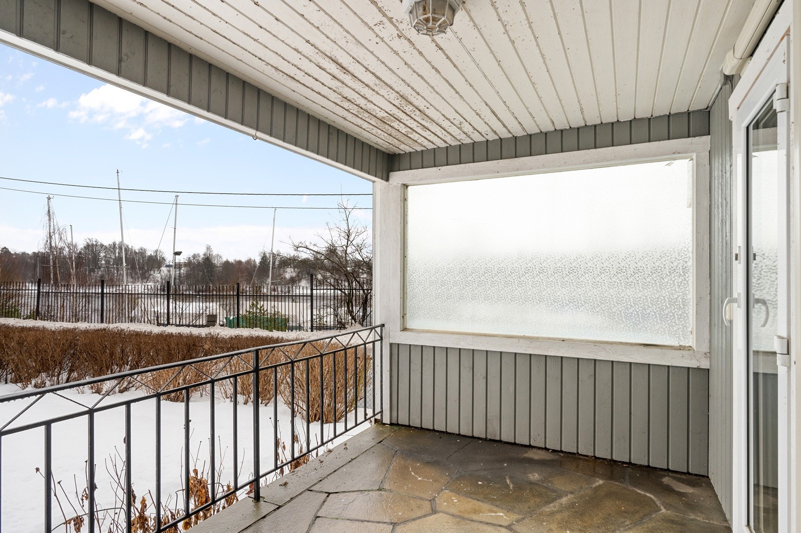 Overbygd uteplass ved inngangspartiet med skiferlagt gulv. Galleribilde