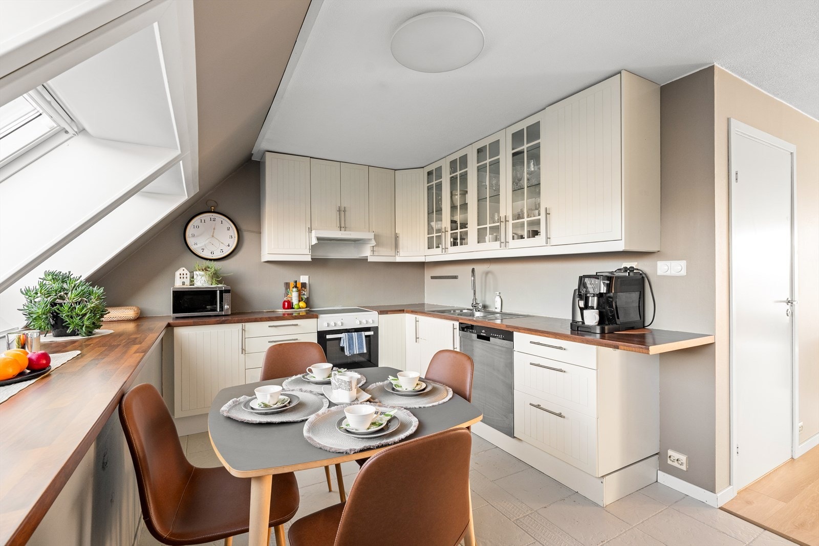 Kjøkken med god skap- og benkeplass Galleribilde