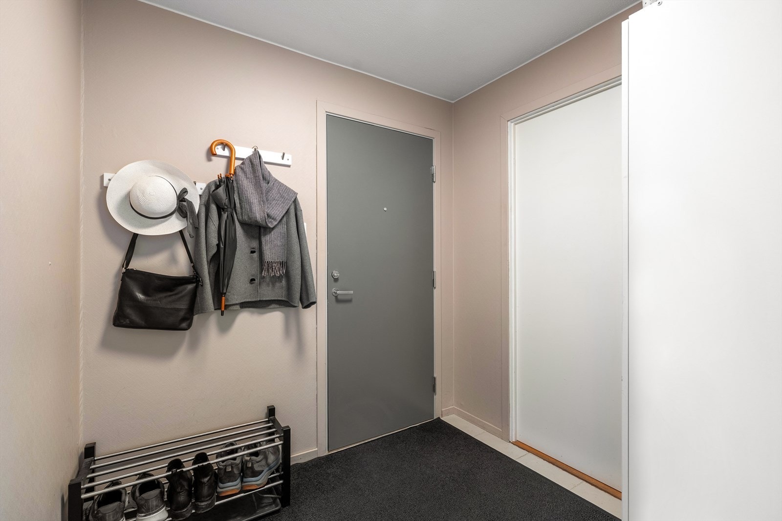 Rommelig entré Galleribilde