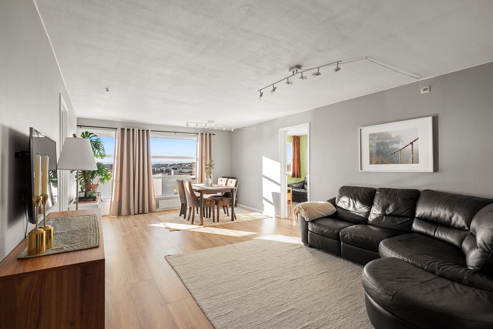 Lys stue med mye naturlig lys og flott utsikt Galleribilde