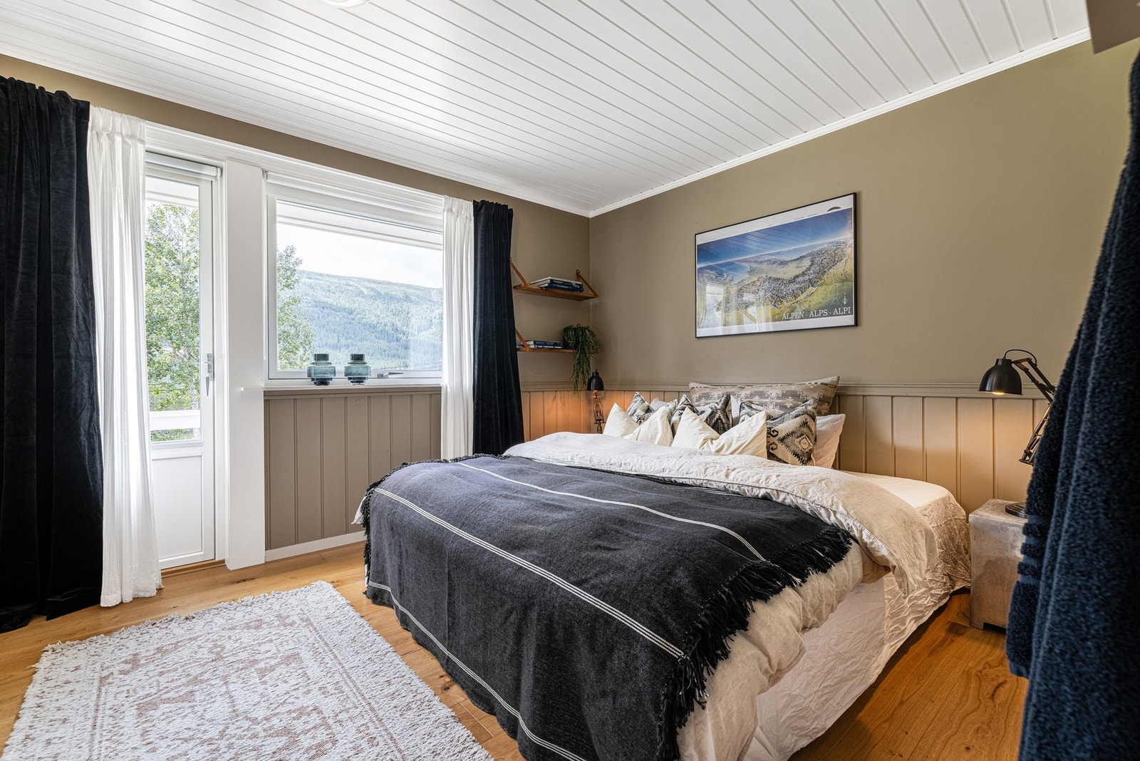 Koselig hovedsoverom med utsikt og utgang til terrasse. Galleribilde