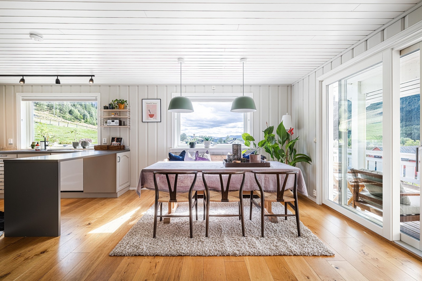 Oppholdsrommet er svært romslig og delt inn i flere praktiske soner. Her spisestuedelen med utgang til terrassen. Galleribilde