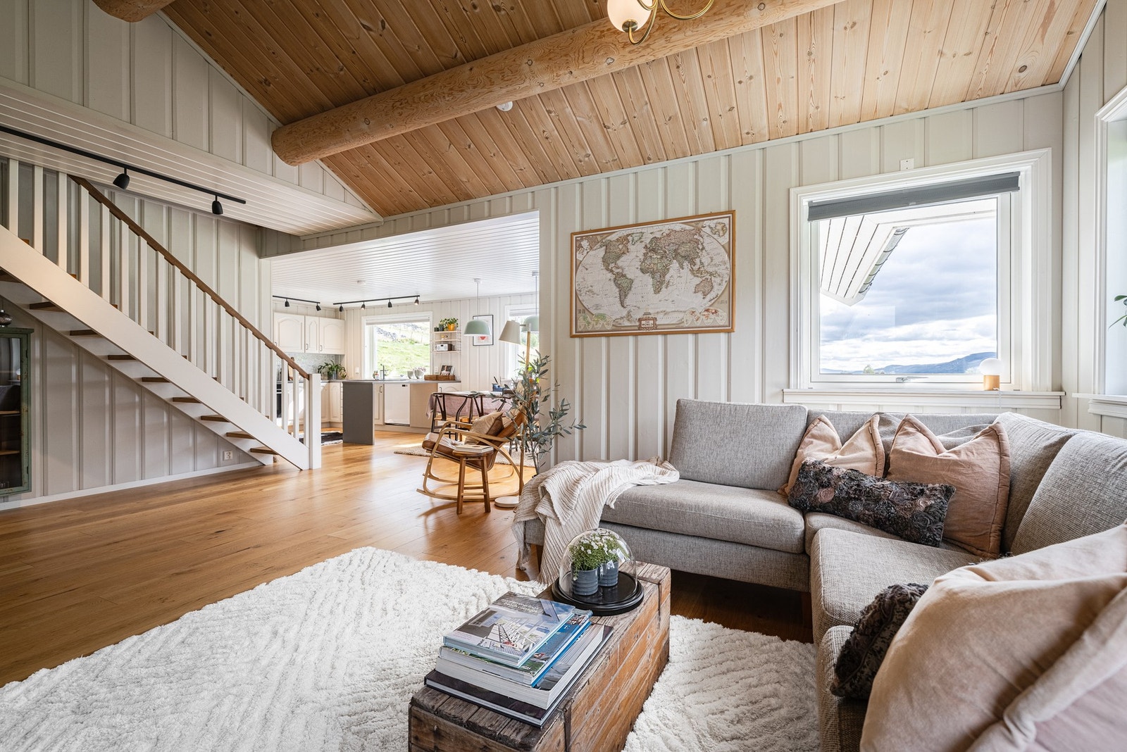 Romslig stue kjøkken med utsikt og lysinnslipp på flere flater. Galleribilde