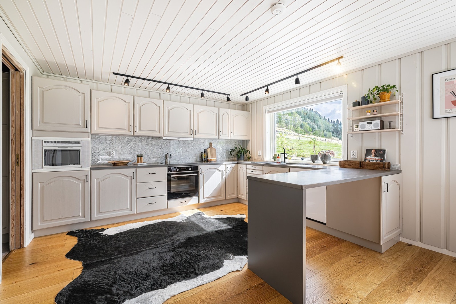 Romslig kjøkken med fantastisk utsikt. Galleribilde