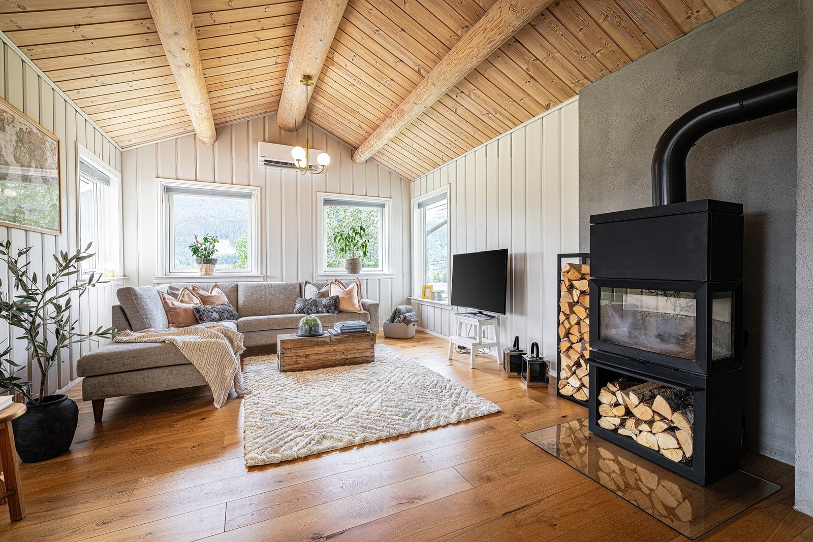 Fantastisk stue med himling i full høyde, varmepumpe og rentbrennende peisovn. Galleribilde