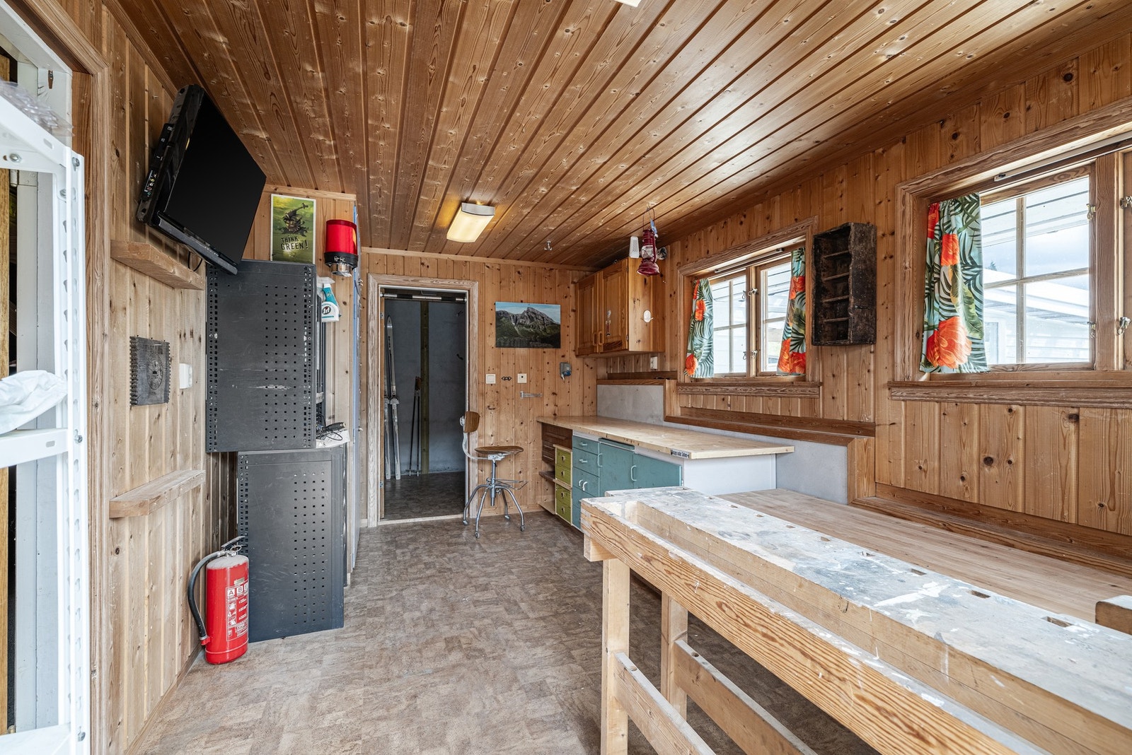 Verkstedet i den opprinnelige garasjen. Isolert og svært praktisk. Galleribilde