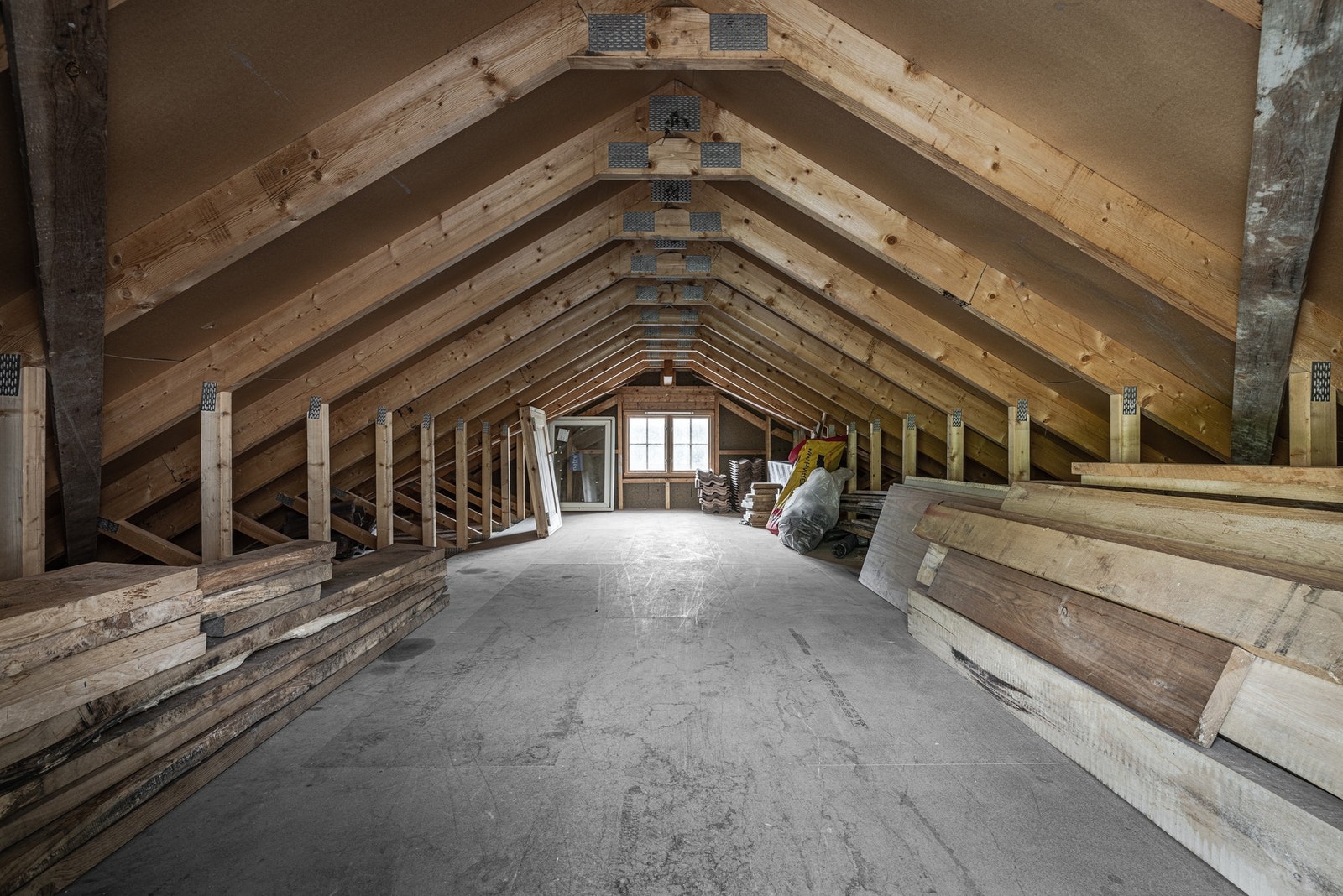 Svært praktisk lagringsloft over garasjen. Lav høyde, men mye gulvareal. Plategulv for praktisk oppbevaring. Galleribilde