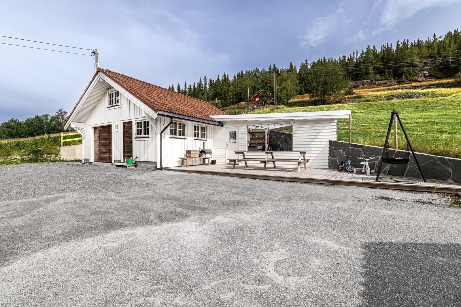 Opprinnelig garasje med stor utstyrsbod og lagring ovenpå. Tilliggende redskapsbod Galleribilde