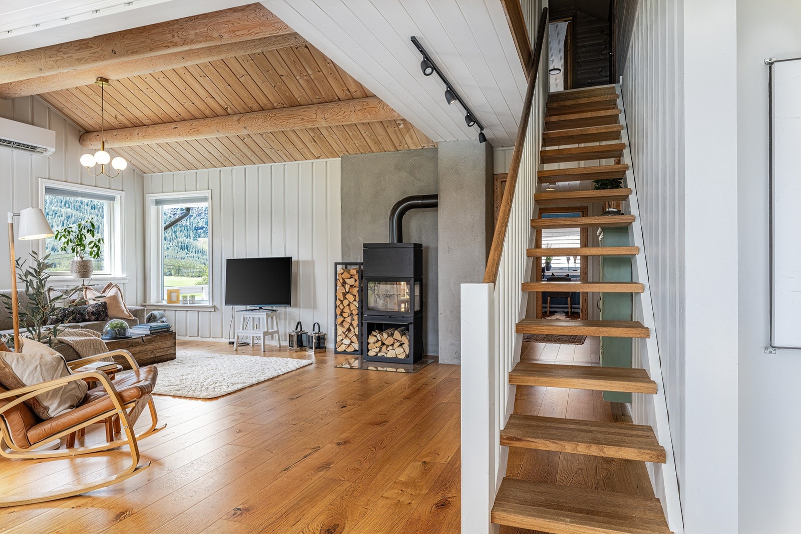 Full takhøyde i stuen gir en fantastisk romfølelse. Galleribilde