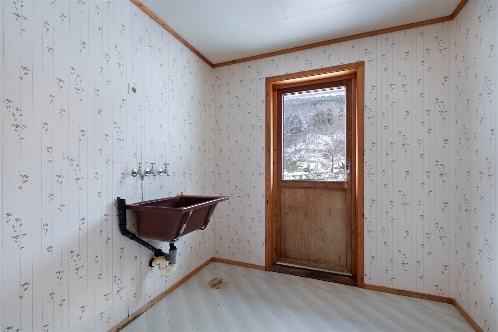 Vaskerommet har opprinnelig gulvbelegg og trelister, men mangler sluk i gulvet. Det er synlige fuktskader i veggen mot bad og gang. Galleribilde