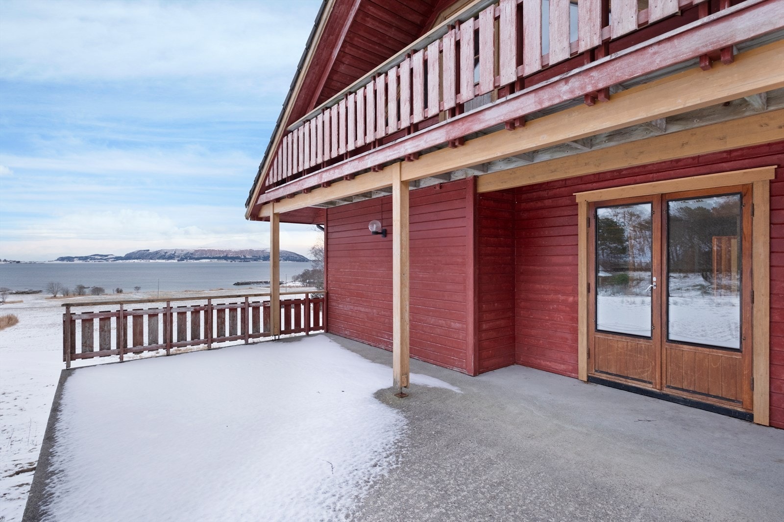 Todelt balkong med tredekke gir rom for utemøblering. Galleribilde