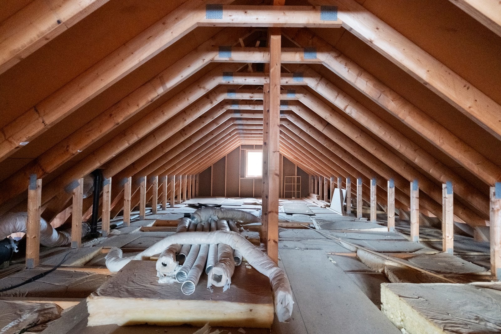 Loftet har A-takstoler i tre og mangler gulv, noe som gir potensial for utnyttelse. Galleribilde