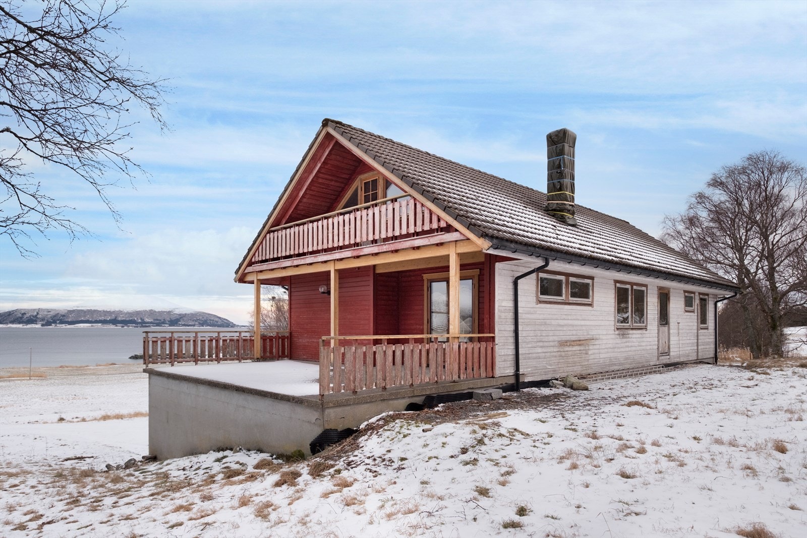 Luftebalkongen mot vest har tredekke og rekkverk, og gir utsikt mot vannet. Galleribilde