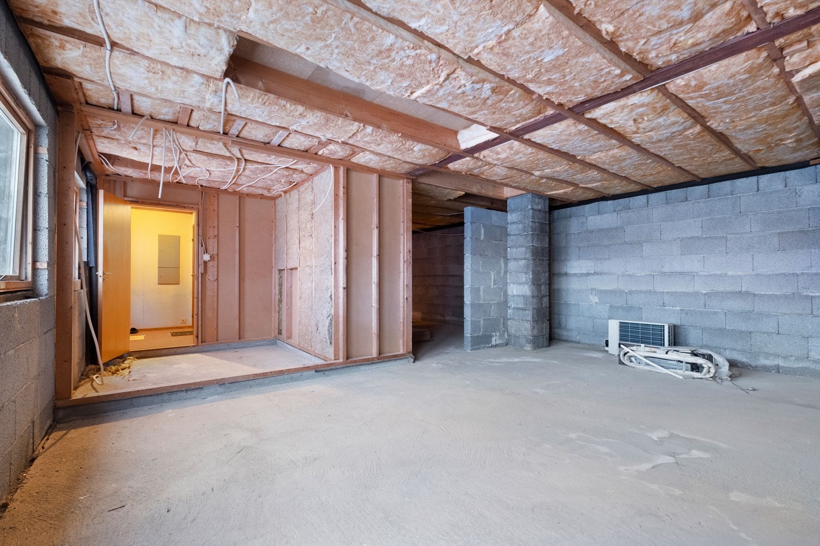 Betonggulv og uferdige vegger i underetasjen gir rom for individuell innredning. Galleribilde