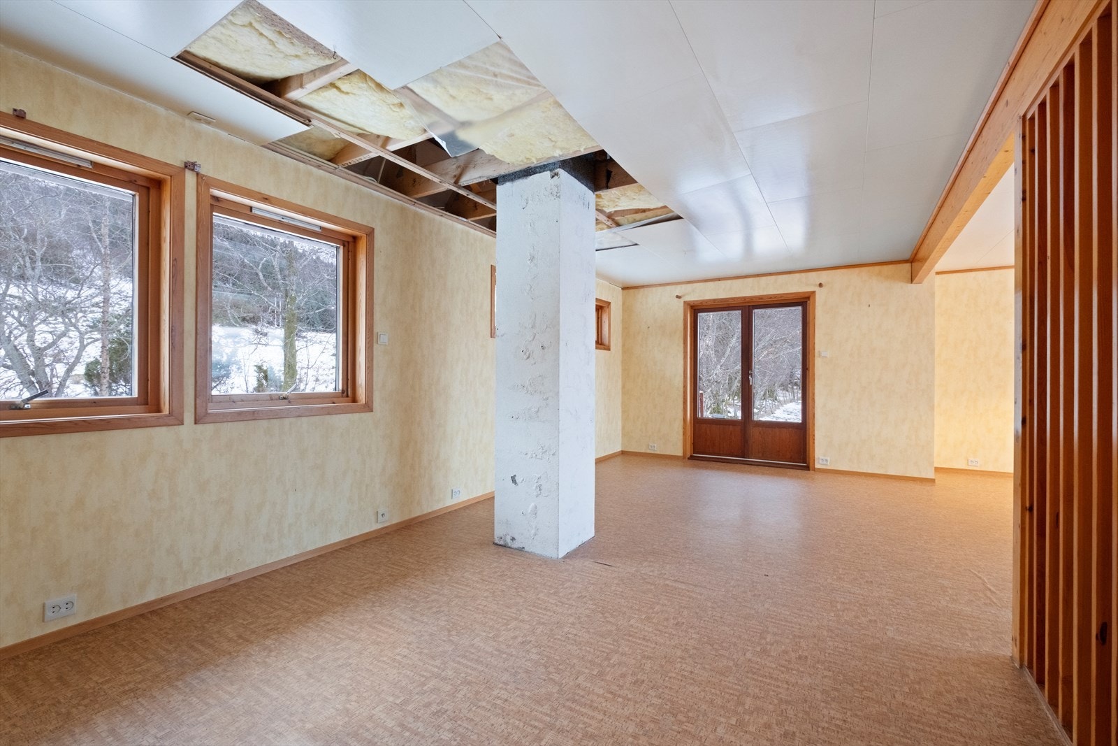 Stuen har utgang til hage gjennom en tofløyet dør. Galleribilde