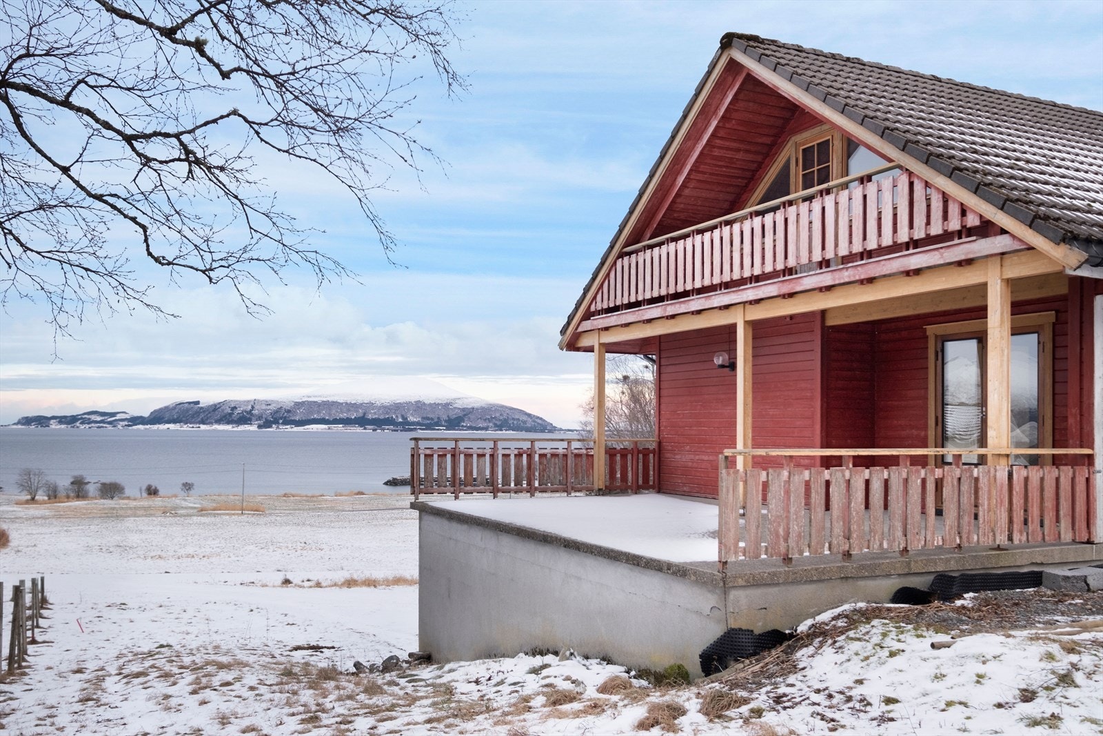 Fra terrassen er det utsikt over nærliggende landskap, med en luftebalkong mot vest. Galleribilde