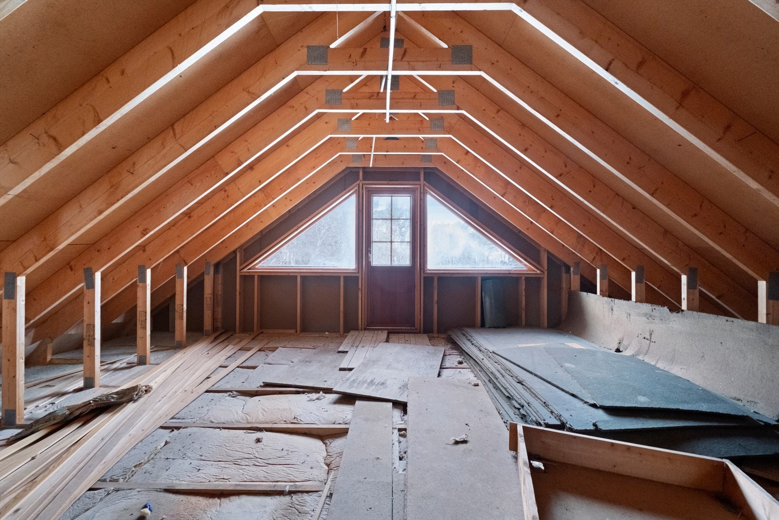 Store vindusflater på loftet gir naturlig lysinnslipp, men gulv mangler for å gjøre arealet målbart. Galleribilde