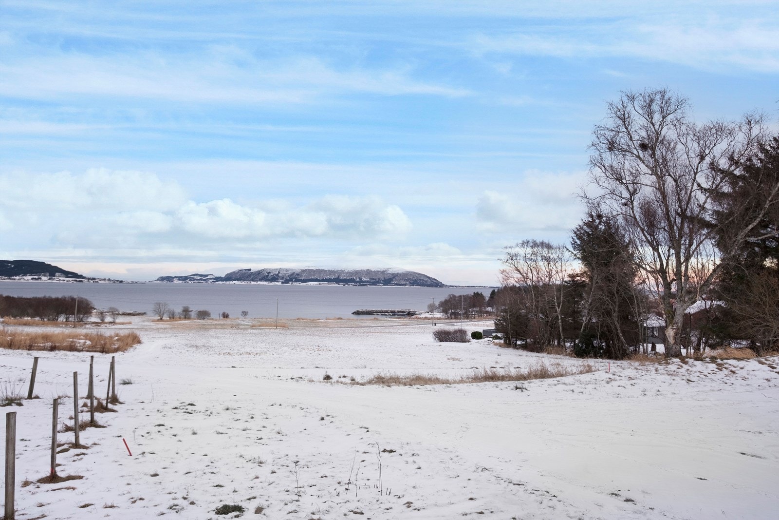 Utsikt over snødekt landskap med fjord i bakgrunnen. Galleribilde