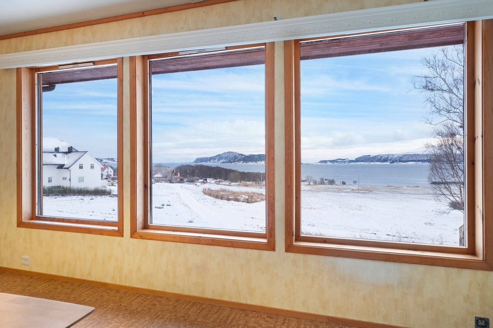 Store vinduer gir utsikt mot fjorden og slipper inn naturlig lys. Galleribilde