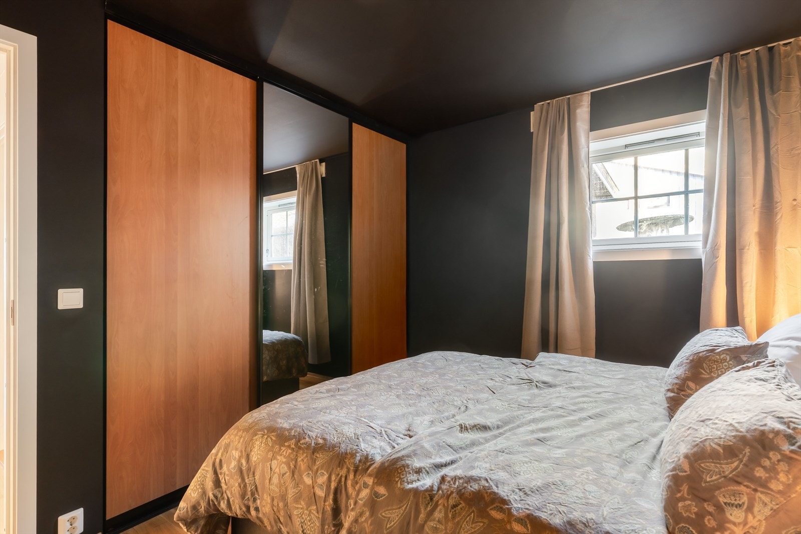 Et komfortabelt soverom med god romfølelse og fleksible møbleringsmuligheter. Galleribilde