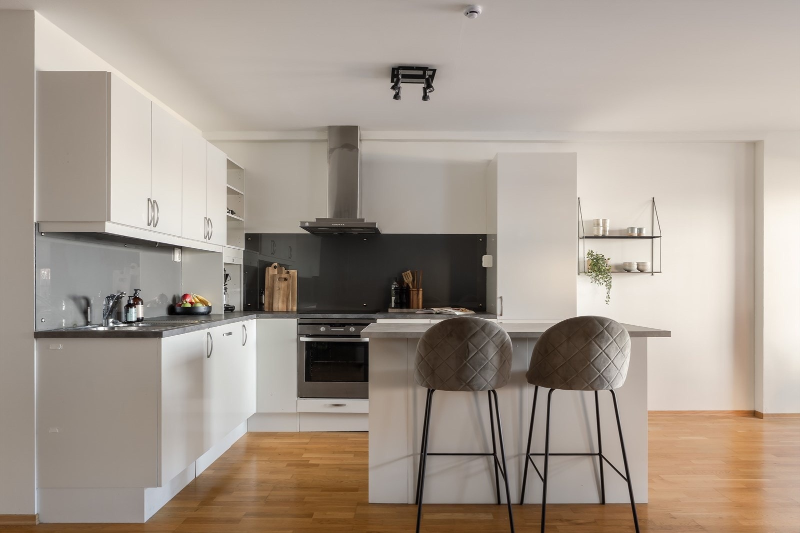 Kjøkkenet er romslig, har integrerte hvitevarer og en kjøkkenøy for ekstra plass til kokkeleringen. Galleribilde