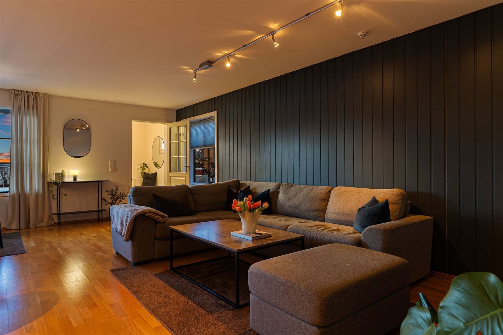 Det er god plass til sofa, stuebord og TV. Galleribilde