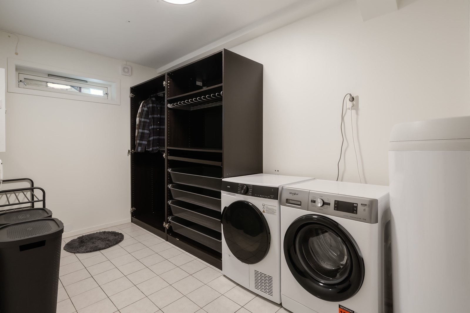 Man har også et eget vaskerom på ca. 8 kvm som gir en stor praktisk fordel i hverdagen. Galleribilde