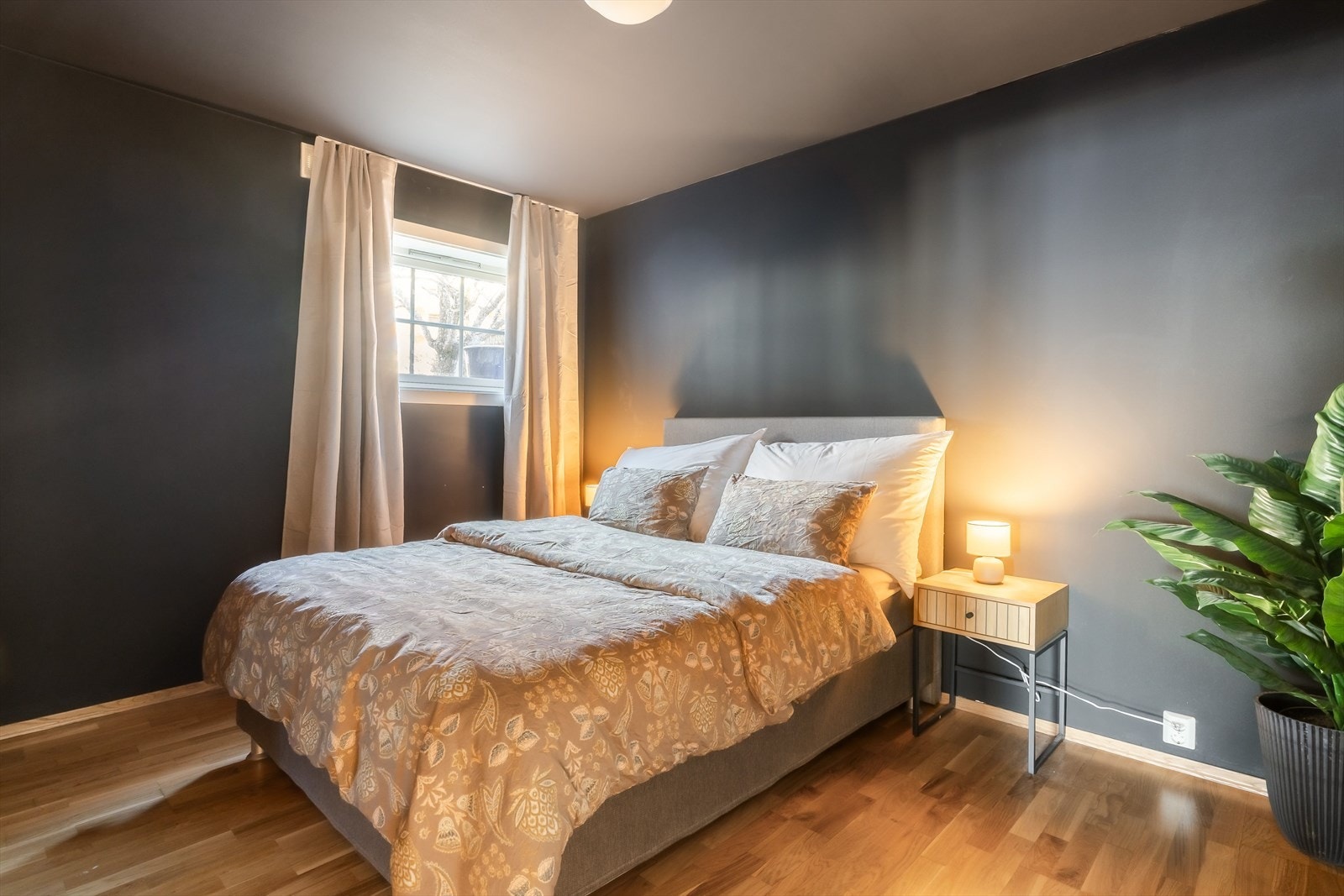 Hovedsoverommet er romslig på ca. 12 kvm med god plass til dobbeltseng, nattbord og garderobeløsning. Galleribilde