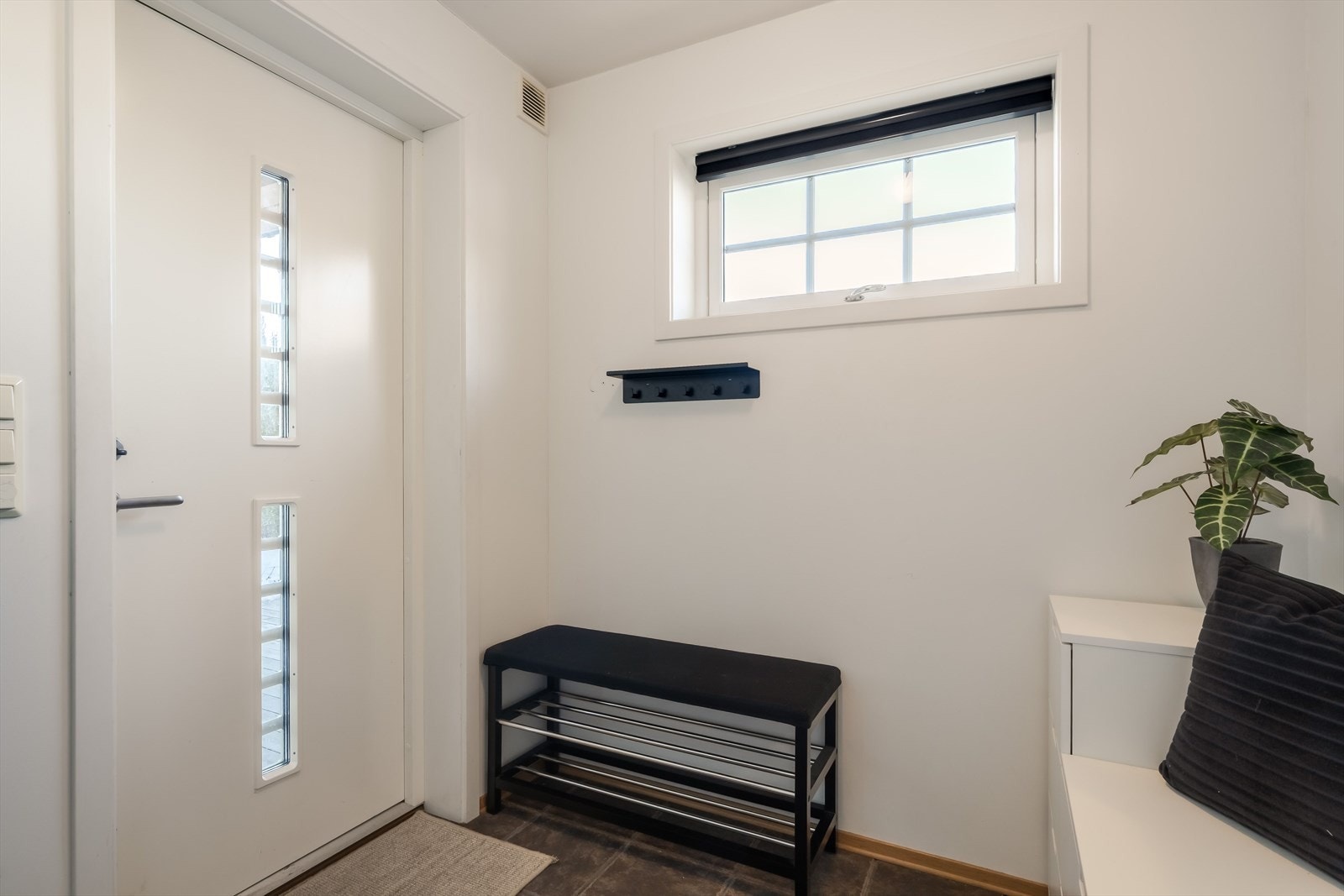 Her får man en ryddig og praktisk adkomst til boligen, med enkel videreføring inn til oppholdsrommene. Galleribilde