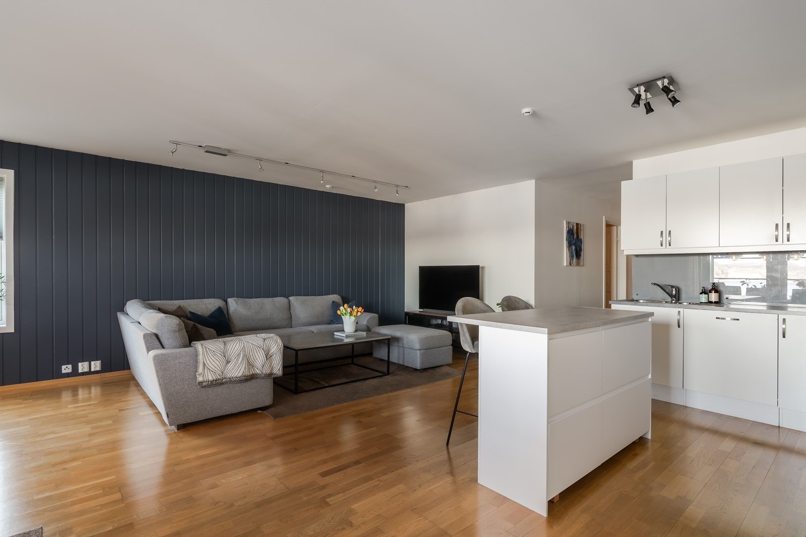 Innvendig overflater er fra byggeår og består av parkett på gulv, malte flater på vegger, malt flate i himling. Galleribilde